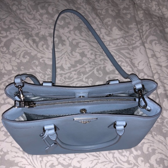 A beauitiful PRADA Handbag (SAFFIANO) - Picture 2 of 3